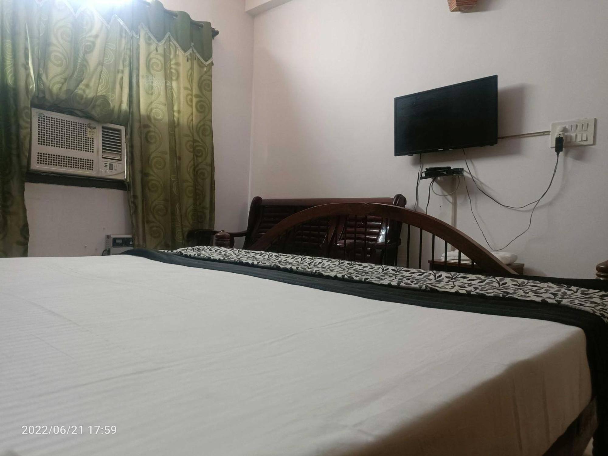 Oyo Metro View Residency Near Snow World Hotel Noida Exterior photo
