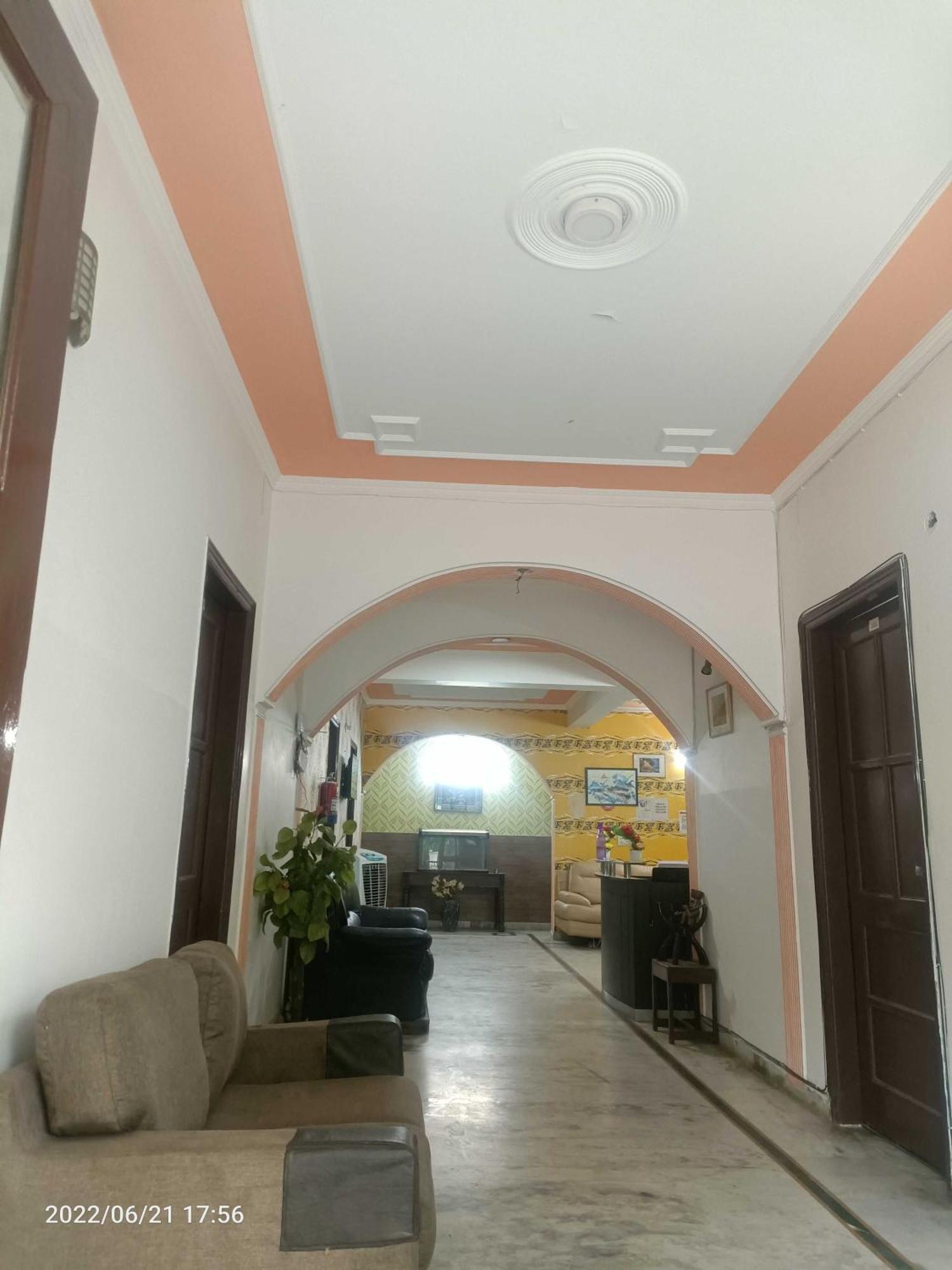 Oyo Metro View Residency Near Snow World Hotel Noida Exterior photo